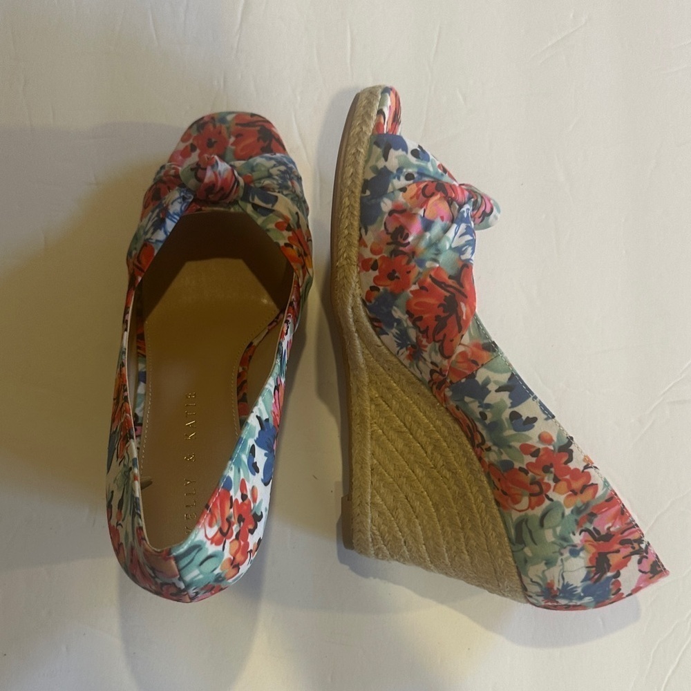 NWOT Kelly & Katie colorful Floral heeled Wedge Espadrilles with front knot